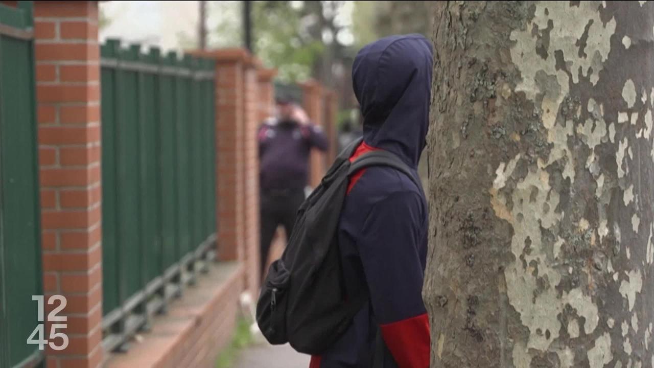 En France, un jeune homme de 15 ans est décédé à l’hôpital après avoir été roué de coups à la sortie de son collège