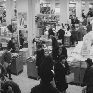 Soldes dans un grand magasin genevois en 1961. [RTS]