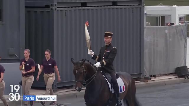 La flamme olympique est arrivée dimanche à Paris, lors de la fête nationale française