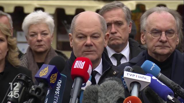 Au lendemain de l'attaque à la voiture au marché de noël de Magdebourg, le chancelier allemand Olaf Scholz s'est rendu samedi sur les lieux du drame