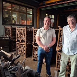 Yves Crettaz et Jacques-Bernard Delaloye dans la hall de stockage de la fonte d'Ardon [RTS - Sarah Dirren]