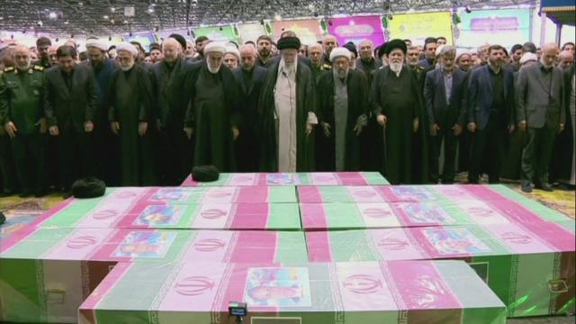 L'ayatollah Khamenei dirige la prière lors de la cérémonie d'adieu à Ebrahim Raïssi