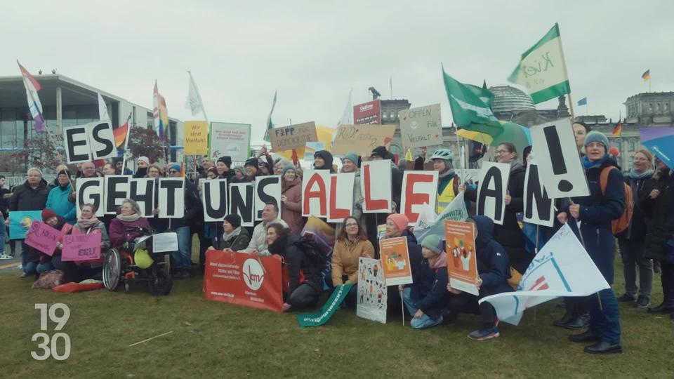 À Berlin en Allemagne, 150'000 personnes ont manifesté samedi devant le Reichtag pour protester contre le parti d'extrême droite AfD