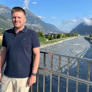 Dorian Faquet, conseiller municipal à Martigny en charge de la sécurisation des lacs et cours d'eau. [RTS - Ainhoa Ibarrola]