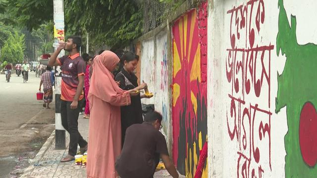 Au Bangladesh, les étudiants repeignent les murs pour effacer le passé