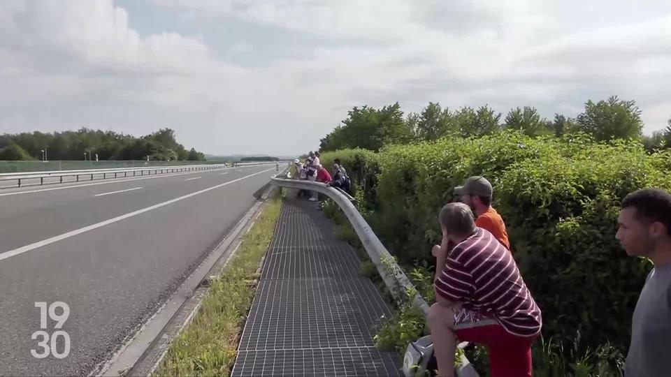 Réactions de passionnés venus voir l'atterissage des F-A-18 à Payerne, dans le cadre de l'exercice "Alpha Uno"