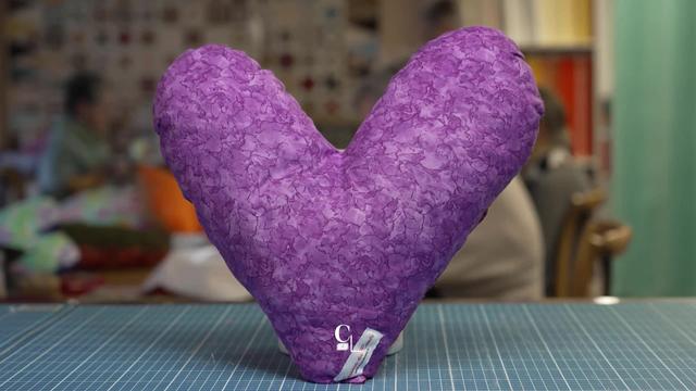 Des couturières fabriquent des coussins en forme de cœur pour soulager les douleurs liées au cancer du sein
