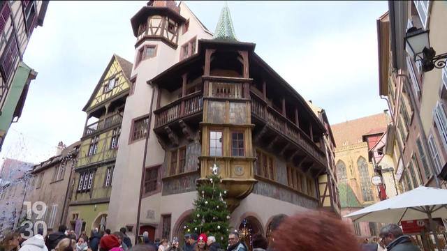 Le marché de Noël de Colmar, un des plus réputés de la région, attire les foules. Ambiance