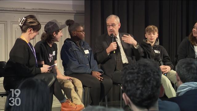 A l'occasion de la Semaine de l'échange, le conseiller fédéral Guy Parmelin a rencontré mardi à Berne près de 70 élèves âgés de 13 à 16 ans