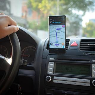 Conduire en s'aidant du GPS de son smartphone, est-ce légal? [Depositphotos - Vladispas]