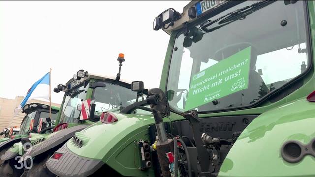 Les agriculteurs allemands en colère se mobilisent contre le gouvernement Scholz