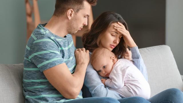 La dépression post-partum touche de nombreux parents en Suisse. [Depositphotos - Serezniy]