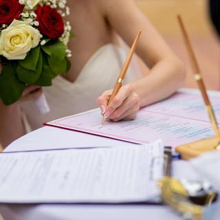 Signature du contrat de mariage. [Depositphotos - Frantic00]