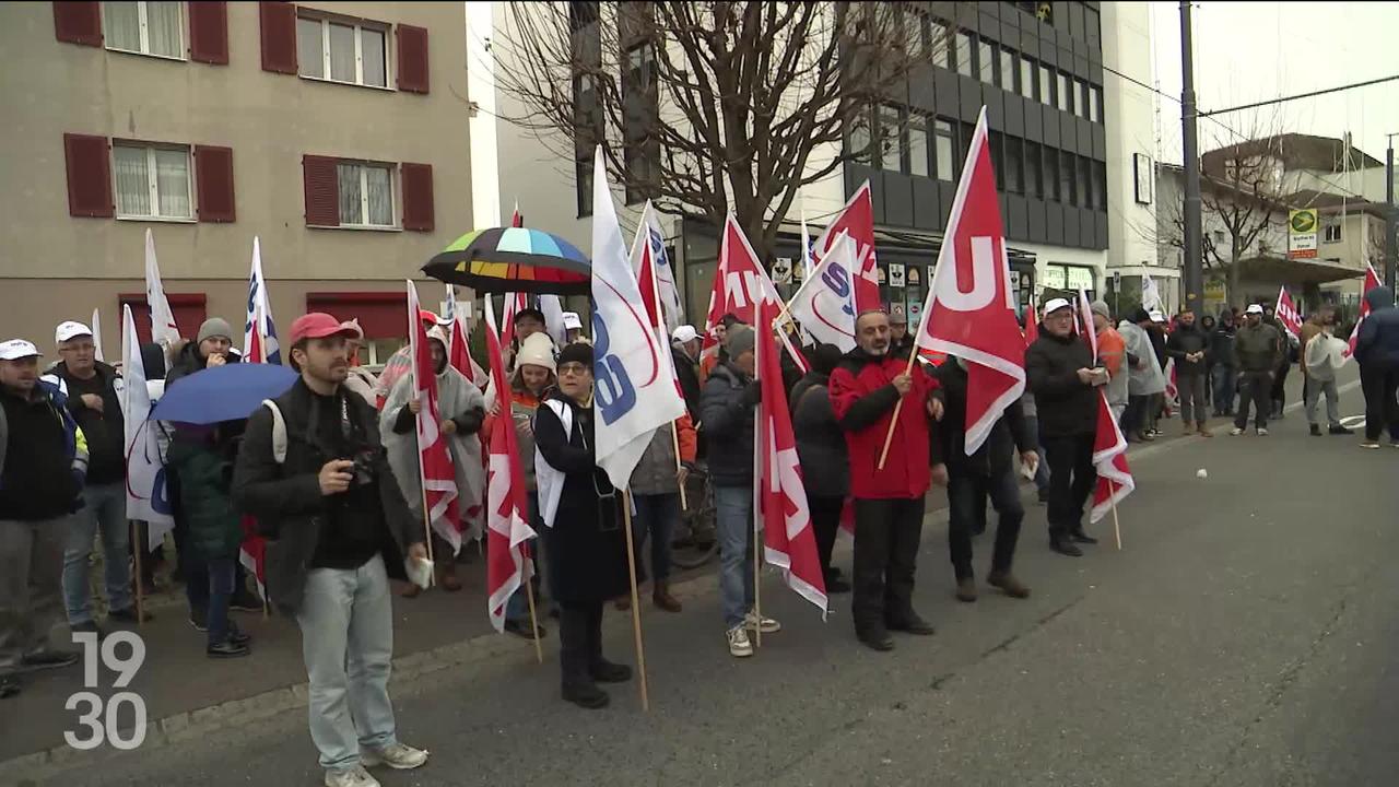 Plusieurs centaines de personnes ont manifesté en solidarité avec les salariés de Swiss Steel