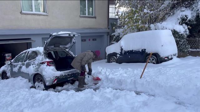 Les premiers flocons de l'automne ont provoqué le chaos sur les routes de Suisse