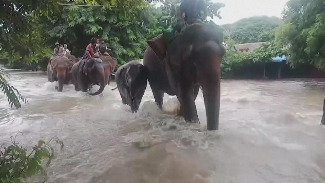 En Birmanie, la population fuit les inondations après le passage du typhon Yagi