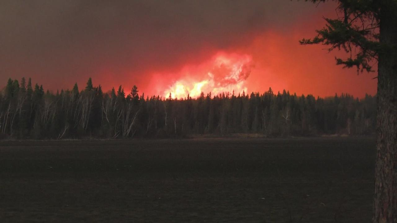 Un feu de forêt menace une ville pétrolière de l'ouest du Canada