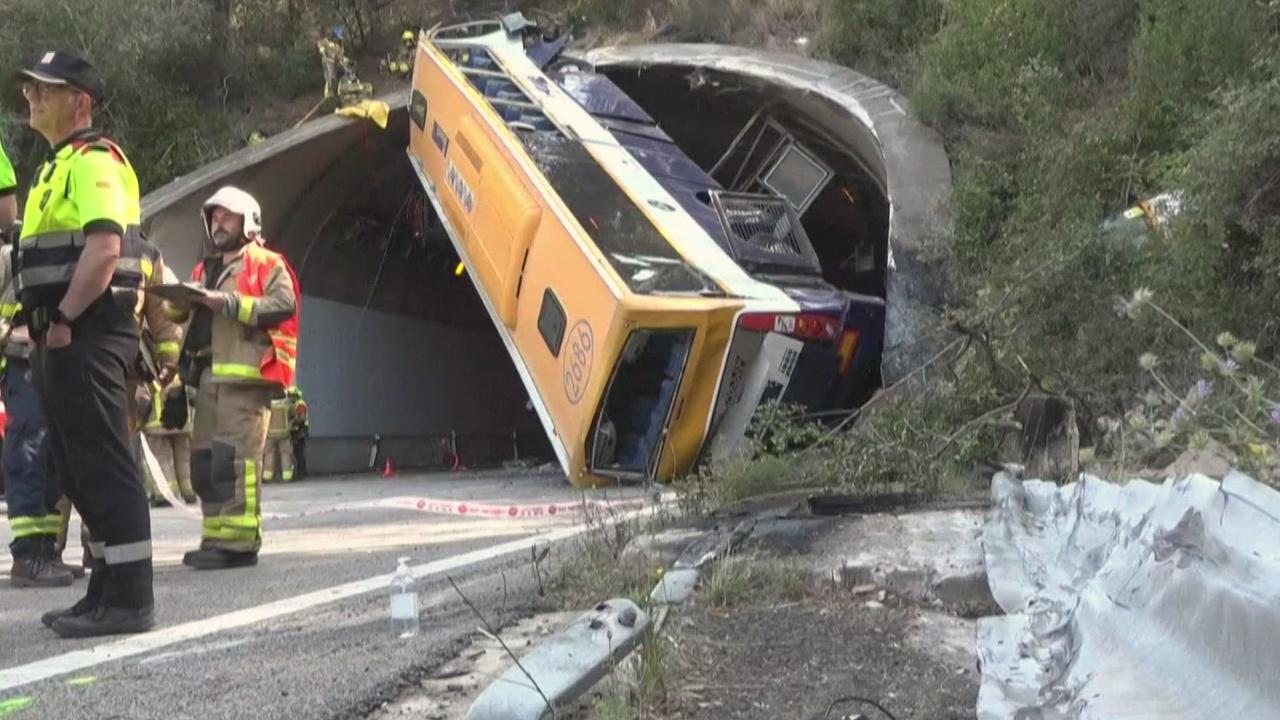 Accident de bus spectaculaire dans le nord-est de l'Espagne