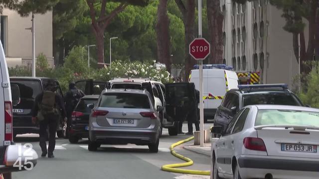 Au moins deux voitures ont été incendiées samedi devant la synagogue de La Grande-Motte dans le sud de la France. L’explosion a blessé un policier