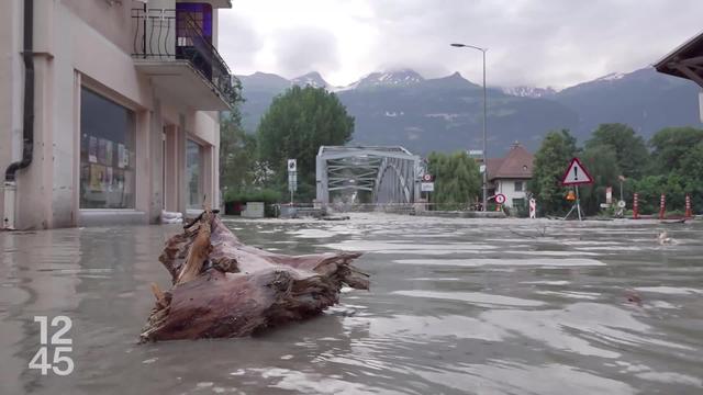 À cause des fortes intempéries qui ont eu lieu ce week-end, le Rhône a débordé en Valais