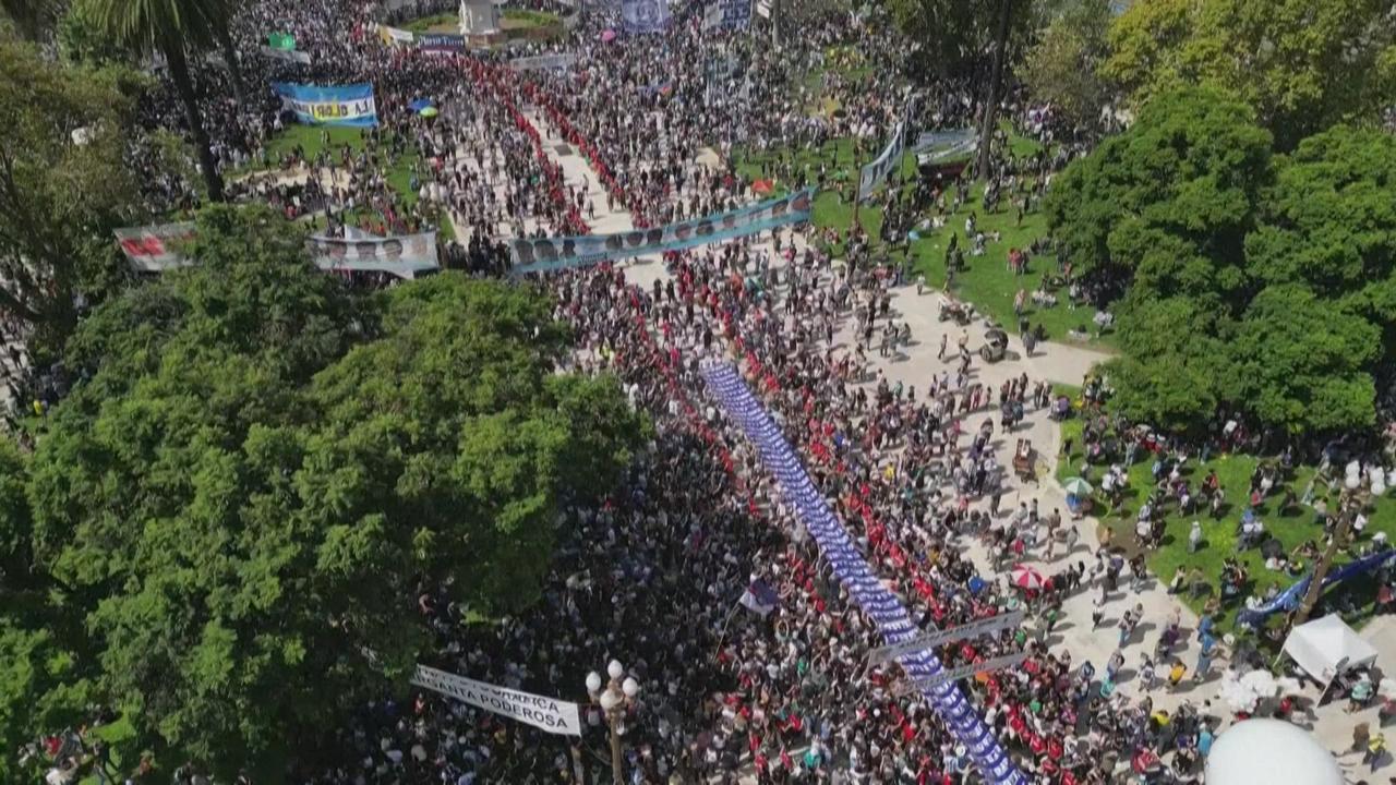 Des dizaines de milliers d'Argentins marchent en mémoire de la dictature, que le gouvernement Milei revisite