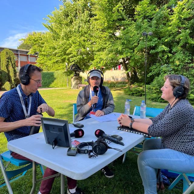 Stéphane Gabioud et Philippe Girard en compagnie de Céline Robert-Charrue Linder, archéologue cantonale du Jura. [RTS]