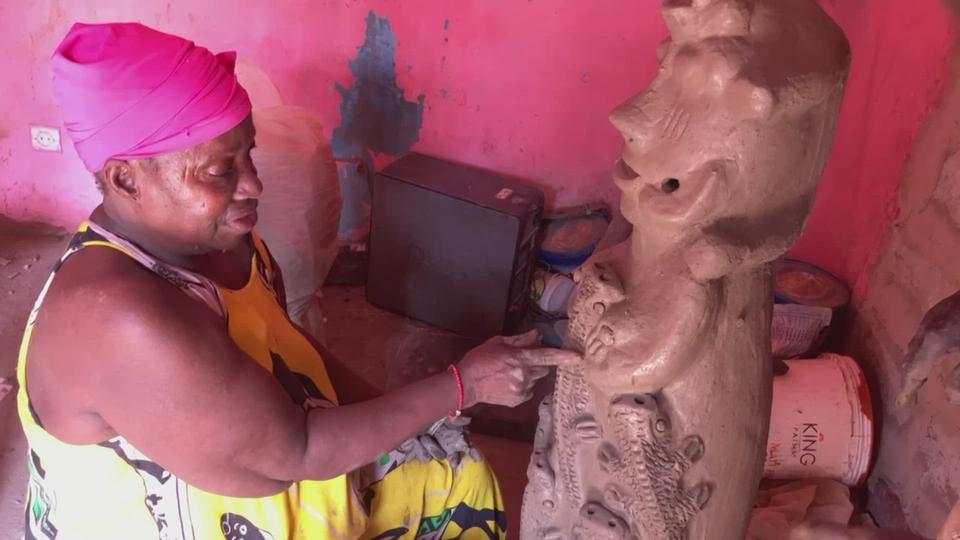 L'artiste sénégalaise Seyni Awa Camara en plein travail