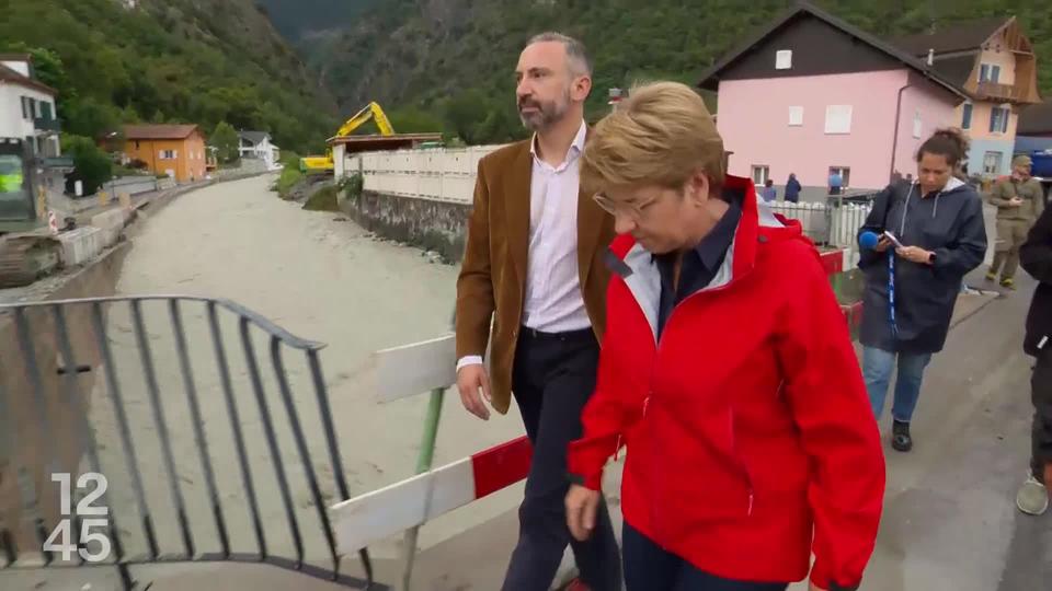 Viola Amherd s’est rendue ce lundi en Valais et au Tessin pour assurer le soutien de la Confédération aux personnes touchées par les inondations