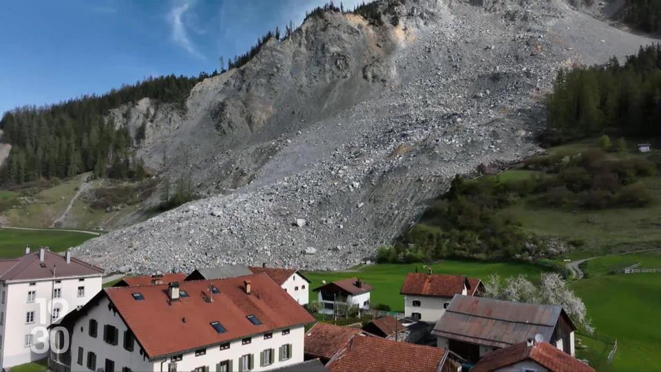 Un an après l'éboulement qui avait forcé ses habitants à quitter Brienz, de nouveaux dynamitages doivent permettre de sauver le village