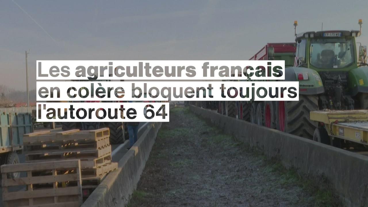 Les agriculteurs français en colère bloquent toujours l'A64