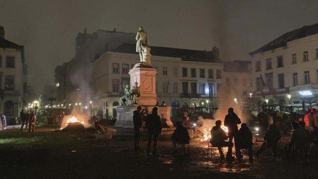 Les agriculteurs européens ont siégé devant le Parlement européen toute la nuit