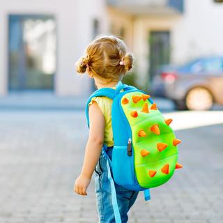 Une enfant se rendant seule à l'école. [Depositphotos - Romrodinka]