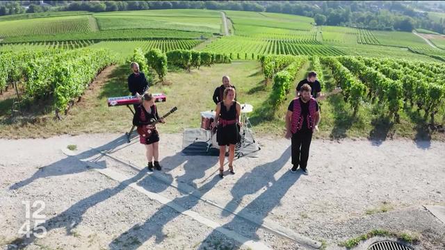 Le folklore suisse est remis au goût du jour grâce au groupe "Suisse Chérie", qui reprend des chants traditionnels helvétiques