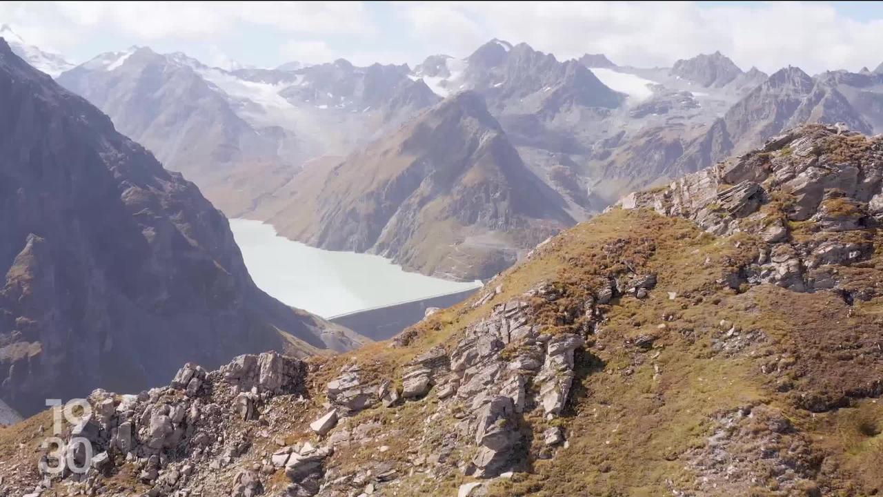 Le conseiller fédéral Albert Rösti s'est déplacé dans le Haut-Valais pour réaffirmer son appui au barrage du Gornerli