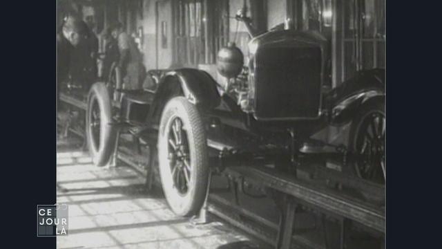 En 1913, dans ses usines de Détroit, Henry Ford instaure le travail à la chaîne