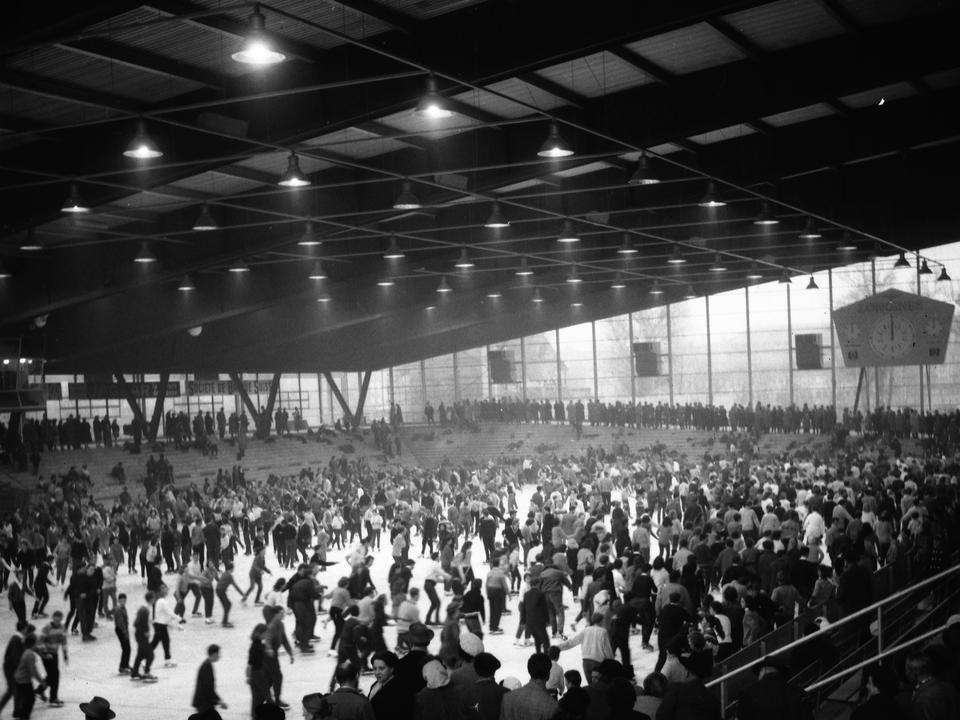 La patinoire des Vernets, le jour de son ouverture au public, 1958 [Bibliothèque de Genève - Christian Murat]