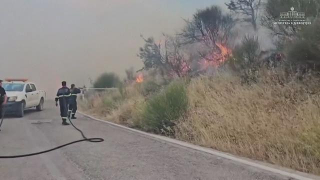Le sud de l'Albanie lutte contre un violent incendie
