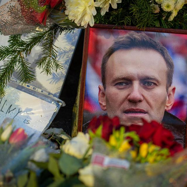 Fleurs et bougies posées au mémorial spontané de Vilnius en l'honneur du chef de l'opposition russe Alexei Navalny [Depositphotos - micheleursi.hotmail.com]