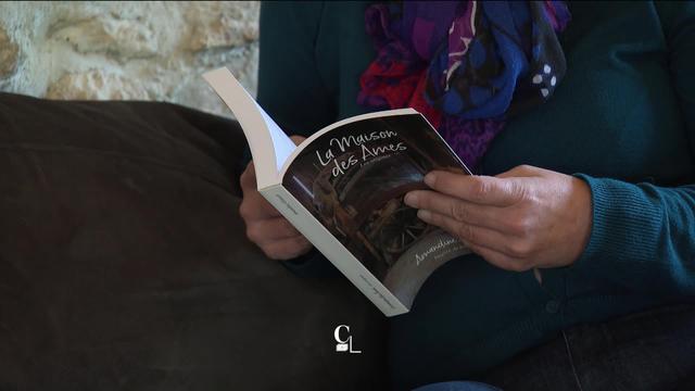 Aidée par les fantômes de sa maison, une autrice vivant à Courroux (JU) s’est inspirée d'un fait divers macabre pour écrire un roman