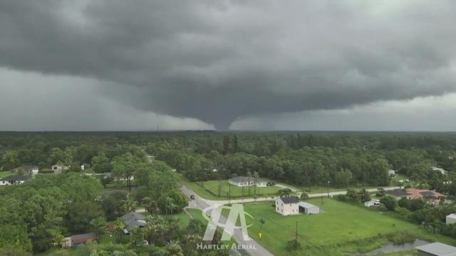 Plusieurs tornades filmées en Floride avant le passage de l'ouragan Milton