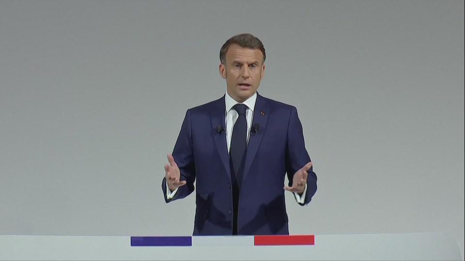 "Depuis dimanche soir, les masques tombent", dit Emmanuel Macron