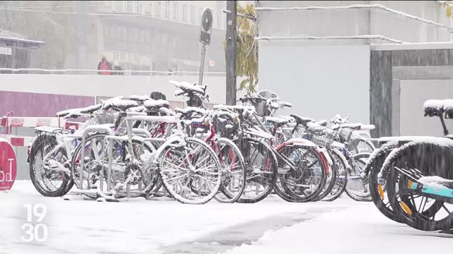 La neige fait son grand retour en Suisse romande, entrainant d'importantes perturbations de trafic