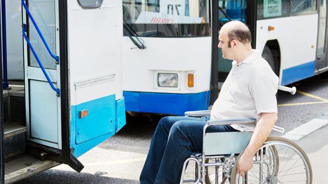 En Suisse, la moitié des arrêts de transports public ne sont pas accessibles pour les personnes en chaise roulante. [Depositphotos - ZakharovEvgeny]