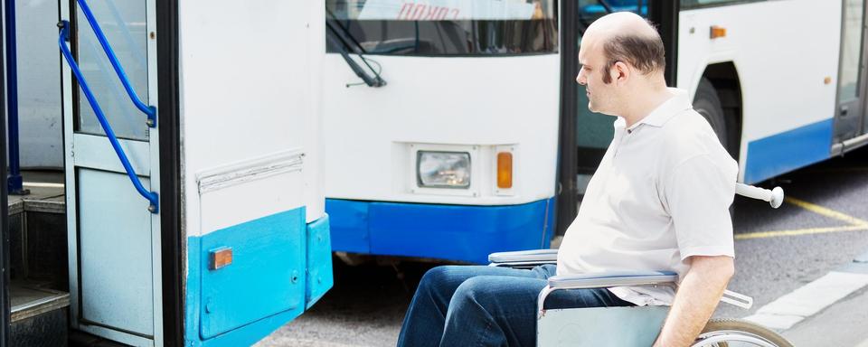 En Suisse, la moitié des arrêts de transports public ne sont pas accessibles pour les personnes en chaise roulante. [Depositphotos - ZakharovEvgeny]