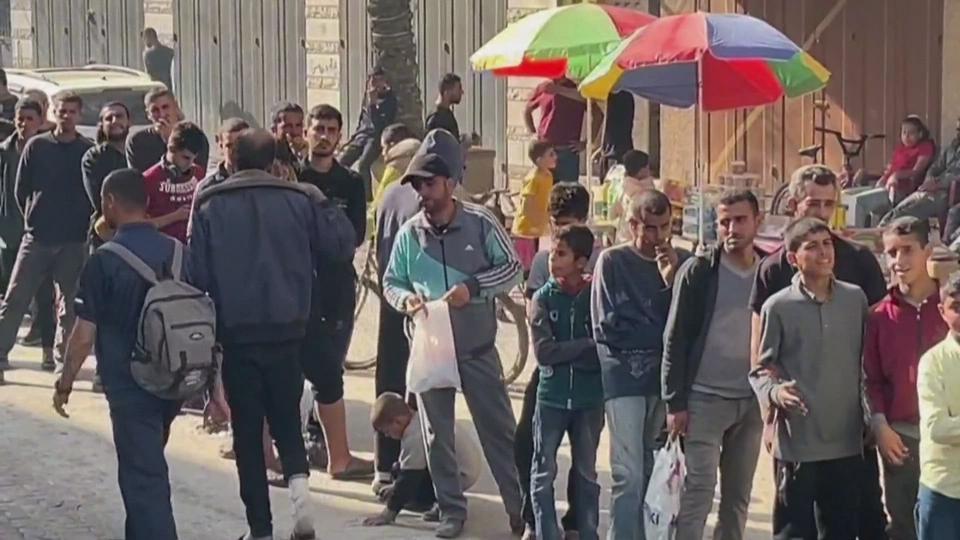 Des Gazaouis attendent plusieurs heures devant une boulangerie pour acheter du pain