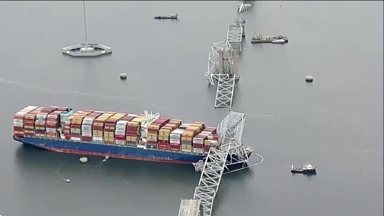 Aux États-Unis, les grues ont été déployées jeudi pour dégager les débris du pont de Baltimore