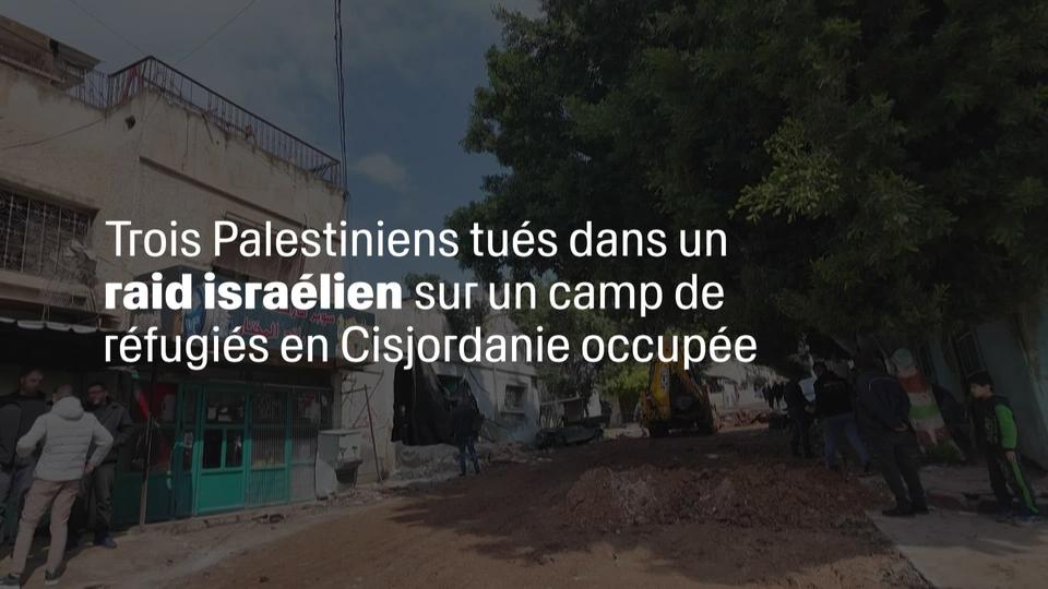 Des Palestiniens inspectent les dégâts causés par un raid israélien qui a tué trois personnes en Cisjordanie occupée