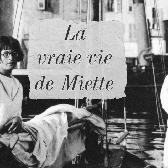 IV-23, Nice. Miette de Saussure et Ella Maillart après reception de la medaille d'or du Yacht Club de France. [Archives personnelles]