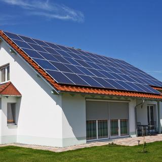 Une maison au toit recouvert de panneaux solaires. [Depositphotos - OxfordSquare]
