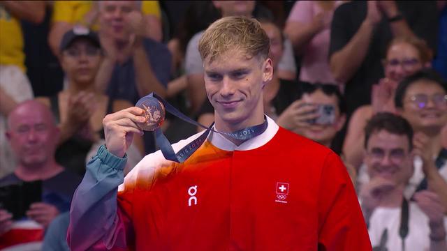 200m dos, finale: la cérémonie de remise des médailles pour Roman Mityukov (SUI)